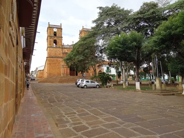 Parque principal de Barichara con árboles y bancas